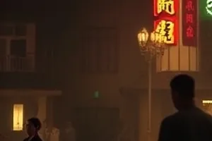 深夜街道上唯一的便利店灯箱与雨后的反光