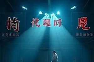 夏日午后拉长的树影与旧自行车后座