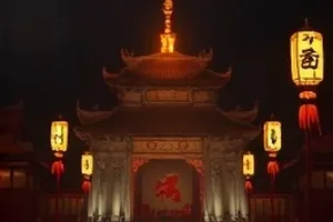 城市天台视角下第七次落日的橙紫色天幕