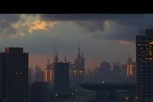 高原公路边经幡与远山的空旷景象