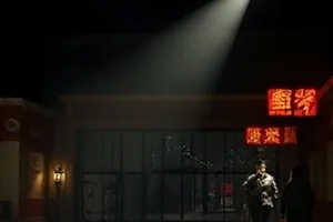 旧式台灯照亮的木质书桌与摊开的笔记本