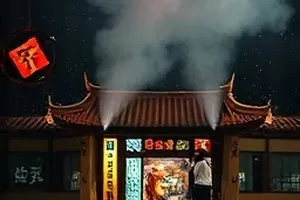 雪线附近的碎石坡与半埋的路标