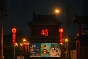 夜晚楼道里从门缝透出的一道细长亮光